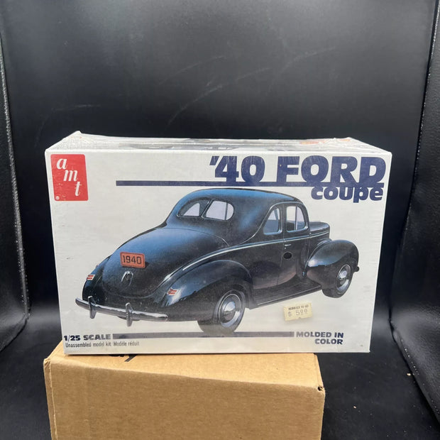 AMT 2400 1/25 Scale 1940 Ford 2-Door Coupe Plastic Model Kit