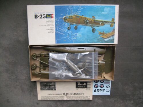 Pacific Raiders Collection B-25- 1/64 scale